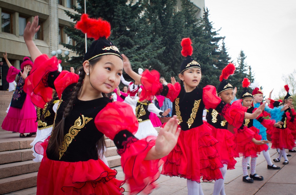 Молодежные активисты организовали в Караколе танцевальный марафон