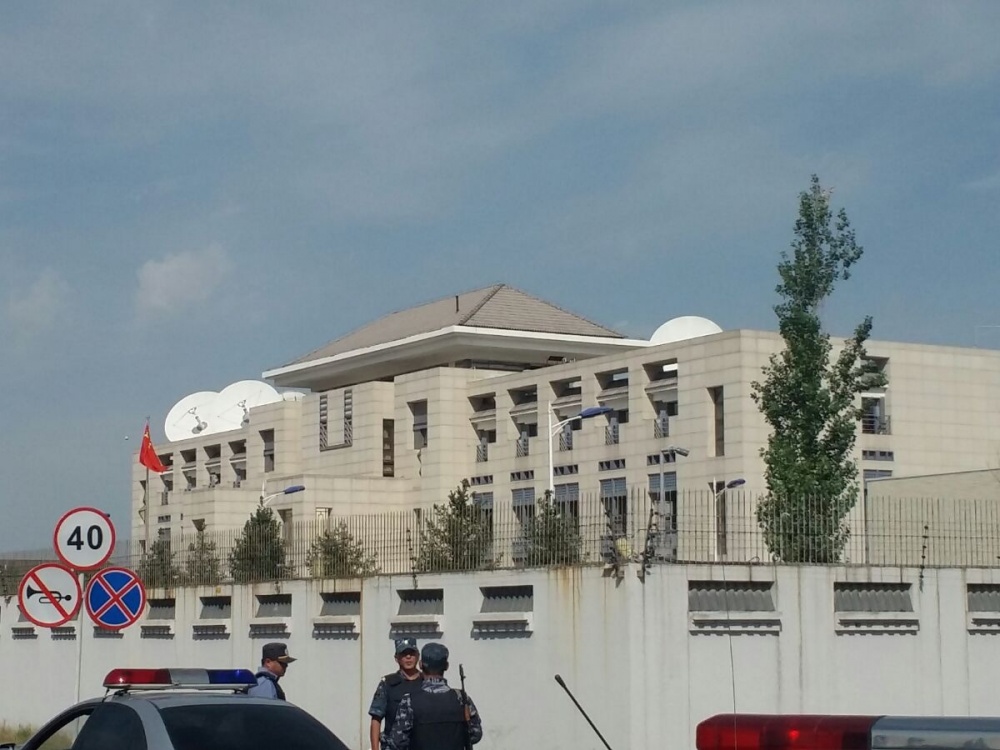 В посольстве Китая  взорвался автомобиль. Один человек погиб