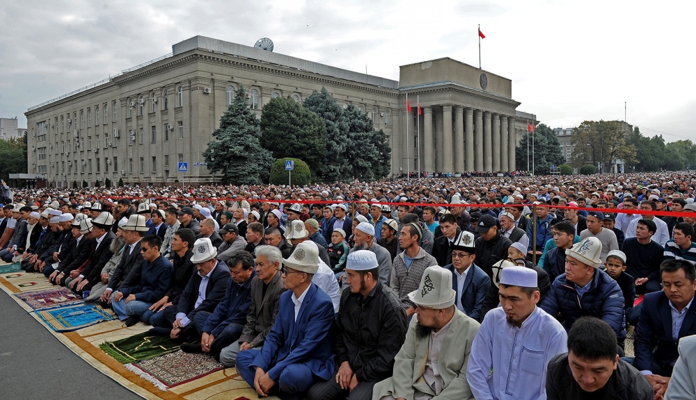 На Старой площади в Бишкеке прошел праздничный айт-намаз
