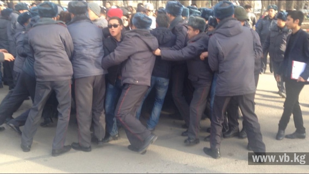 Толпа пыталась прорваться в здание ГКНБ через кордон милиции