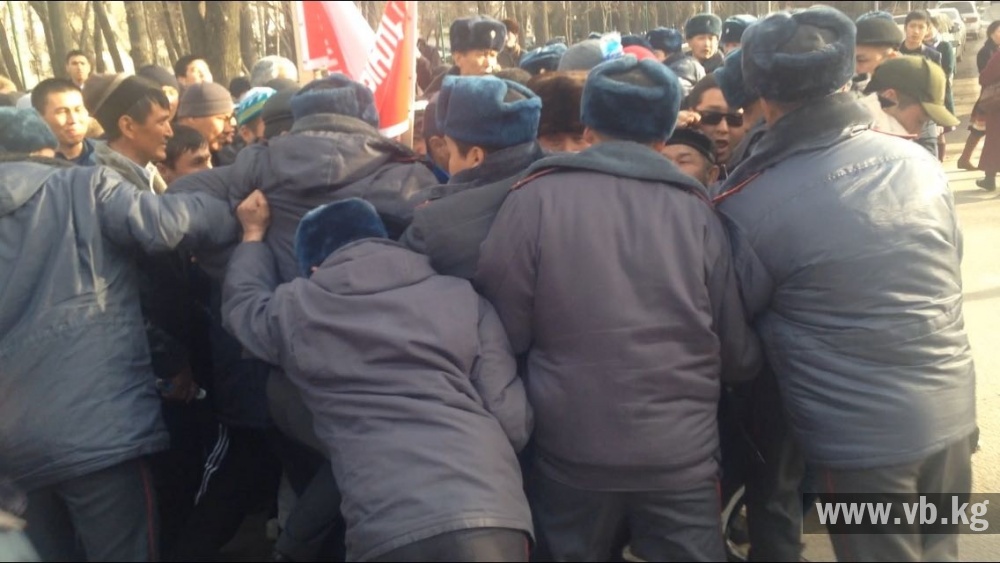 Толпа пыталась прорваться в здание ГКНБ через кордон милиции