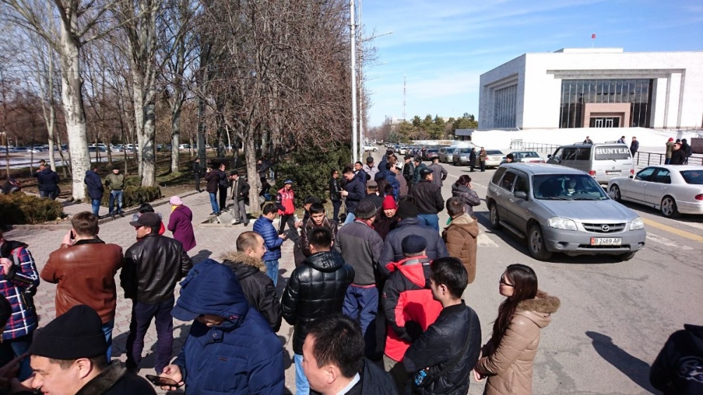 Около Белого дома вновь митингуют в поддержку Текебаева
