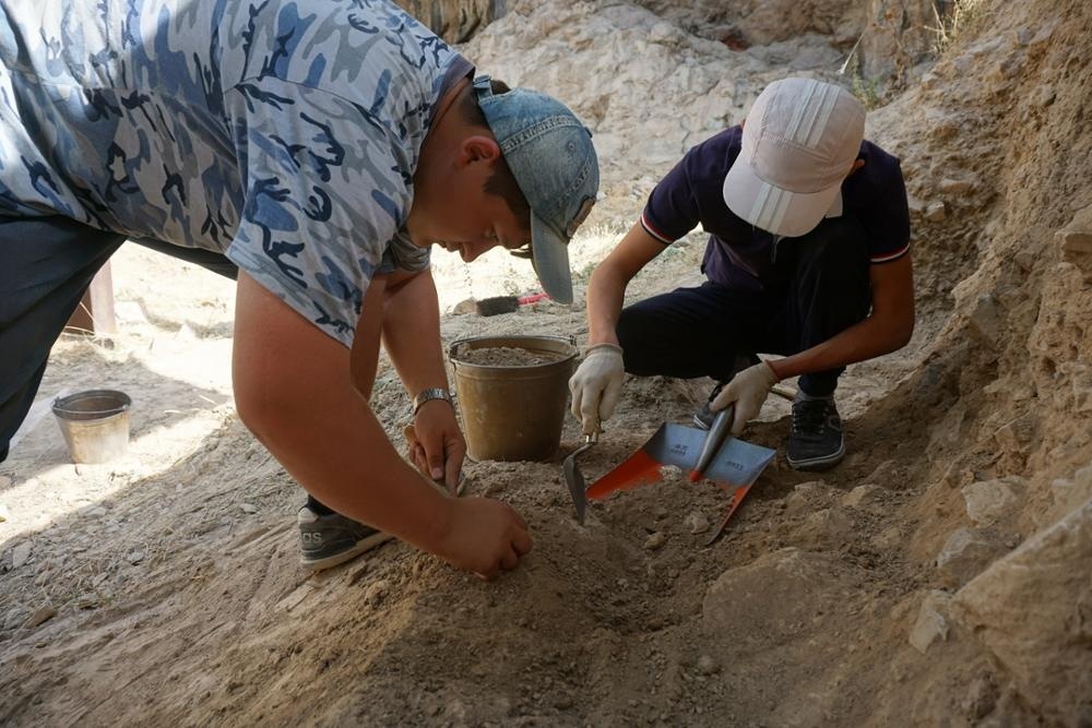 Российские археологи нашли в Кыргызстане ранние следы древних людей
