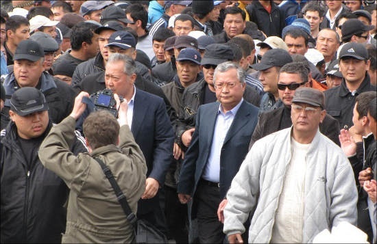 Телохранители Бакиева на митинге и сторонники Текебаева, что это было?