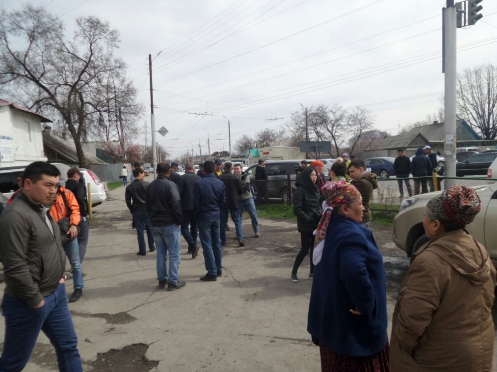 Возле ИК №47 проходит митинг сторонников арестованного Садыра Жапарова