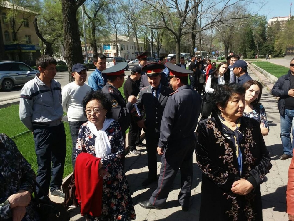 Возле Белого дома проходит митинг в поддержку Текебаева