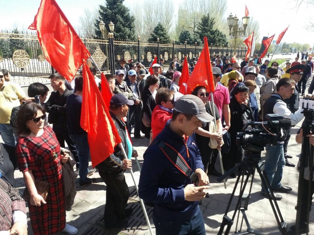 Возле Белого дома проходит митинг в поддержку Текебаева