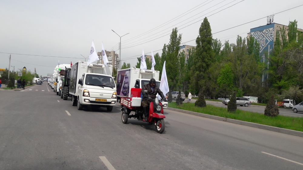 Мир, труд, май. В Бишкеке по улицам проехала колона местных производителей