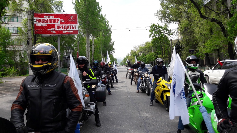 Мир, труд, май. В Бишкеке по улицам проехала колона местных производителей