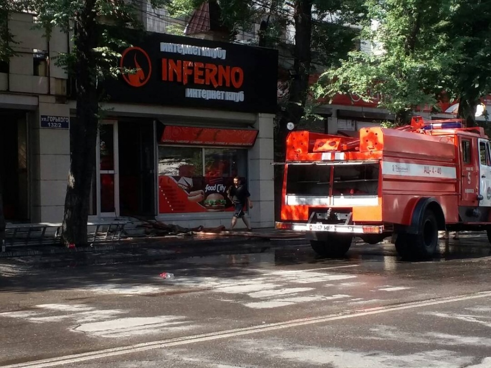 В Бишкеке горит кафе и интернет клуб