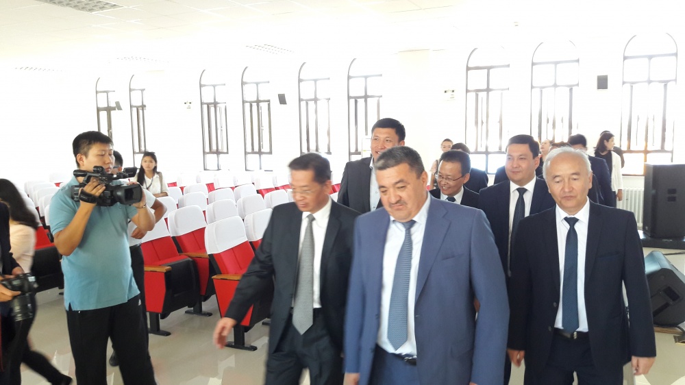 В День знаний в Бишкеке открылась самая современная школа столицы
