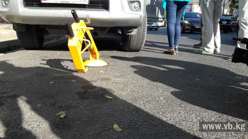 В Бишкеке поставили блокиратор на первое авто. Что делать, если "заковали"?