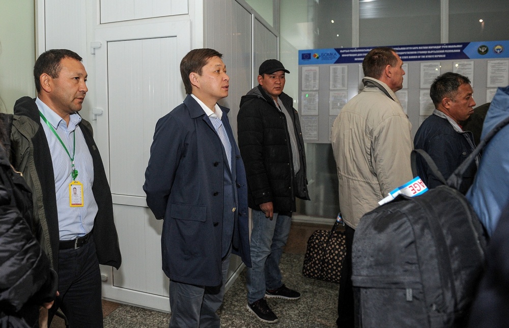 Получили по шапке. Сапар Исаков провел внезапный рейд в аэропорту "Манас"