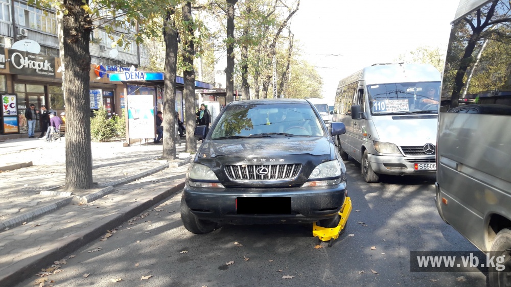 На улице Абдрахманова УПМ ставит блокираторы на колеса. Будьте внимательны