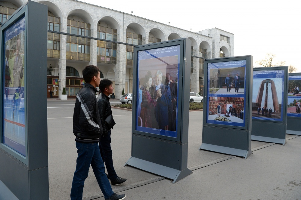 "6 лет в истории Кыргызстана". Открылась выставка, посвященная президенту
