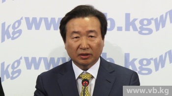 Корейский врач продемонстрировал на чиновниках свои методы лечения