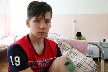 В Бишкеке трое мужчин избили подростка. Дело спускают на тормозах