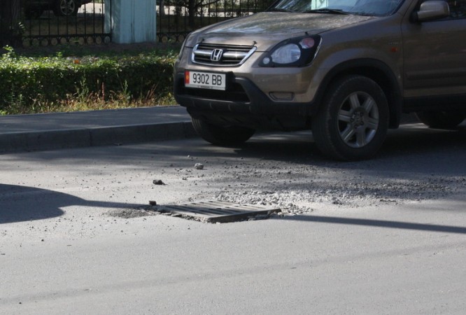 На улице Боконбаева не могут привести в порядок люки