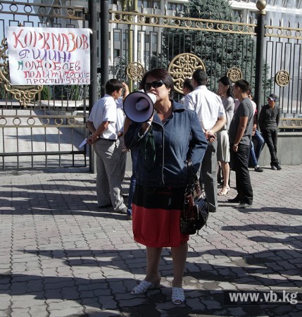 Митингующие у "Белого дома" требуют от Хаджимурата Коркмазова сдать мандат