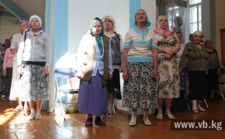 В Каракольской церкви прошла служба в честь православного праздника