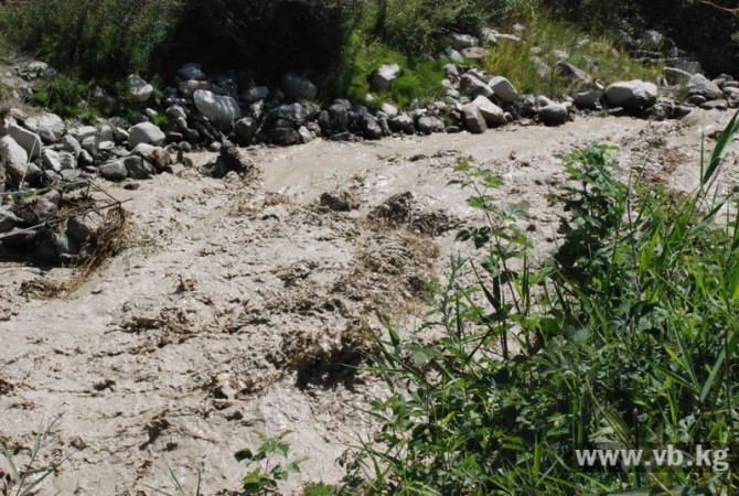 Поток воды реки Ала-Арча вызвал панику у местных жителей