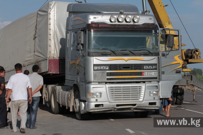 У врезавшейся в бетонное ограждение фуры кабину оторвало от кузова