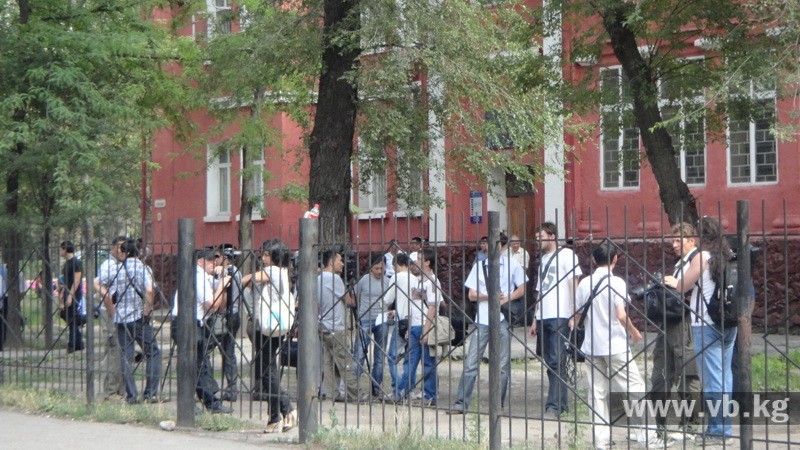 У здания Первомайского суда проходят акции  - в поддержку Тюлеева и против него