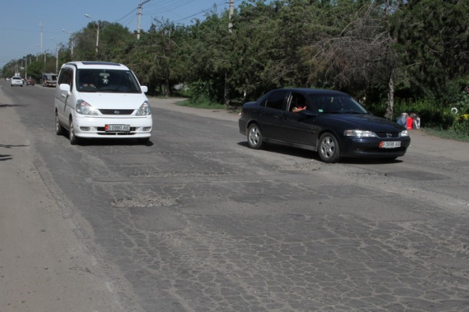"Ремонтные" ямы в городе мешают движению машин