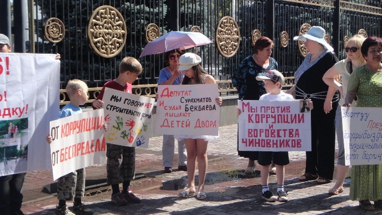 Житель микрорайона №7 обвиняет депутата в "крышевании" незаконного строительства