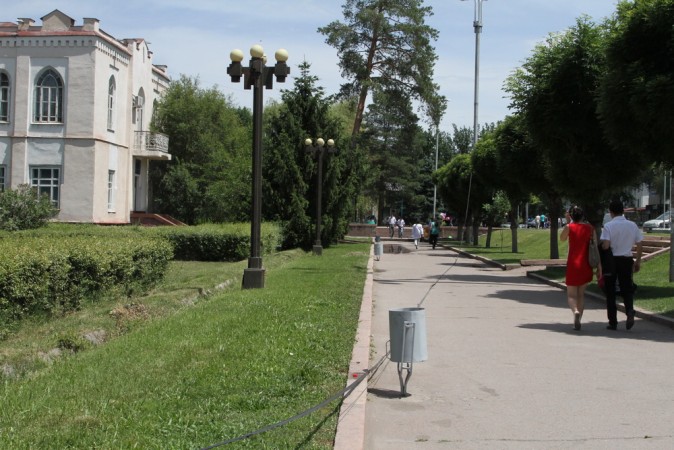Оборванный кабель валяется на тротуаре у центральной площади