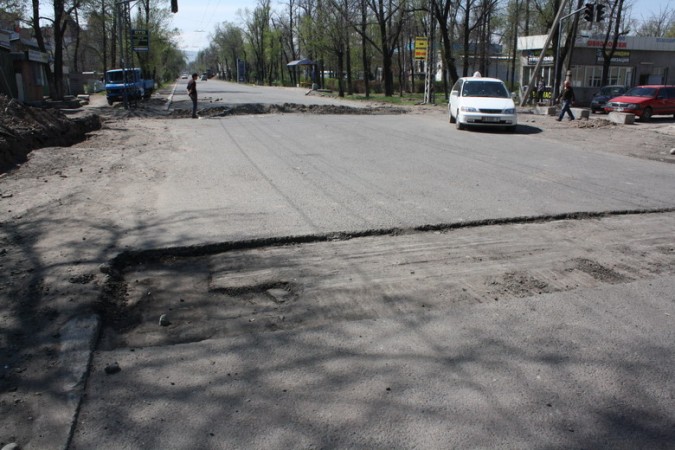 В Бишкеке приступили к переделке забракованных дорог