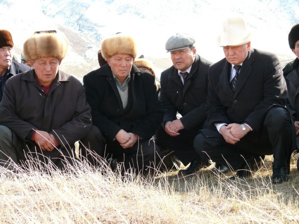 Чтение Корана по усопшему.