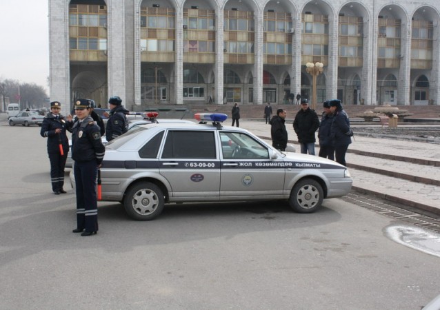 В Бишкеке автоинспекторы дарили цветы автолюбительницам