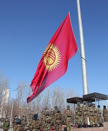 На церемонии поднятия государственного флага присутствовало более 3 тыс. человек