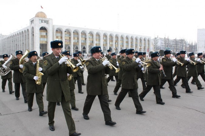 На центральной площади прошел военный парад