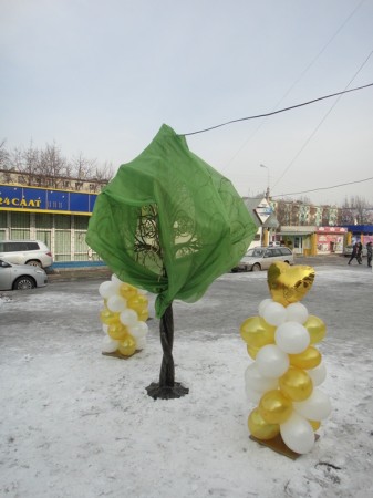 В Бишкеке установили Дерево любви