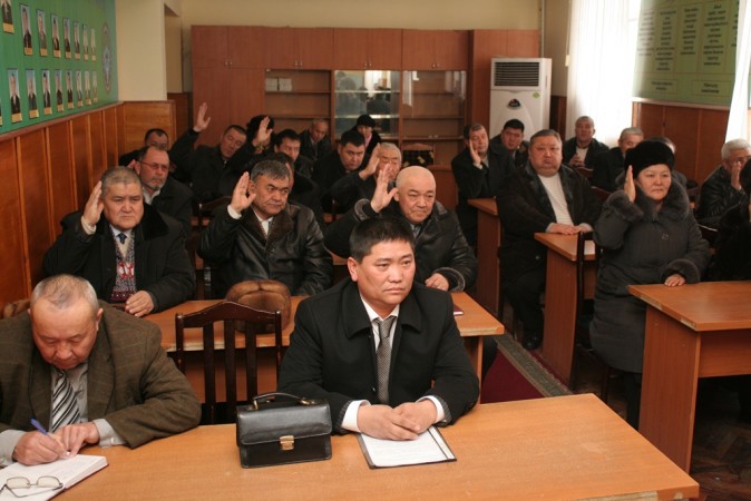 Депутаты Кара-Суйского райкенеша возмущены угрозами родственников акима