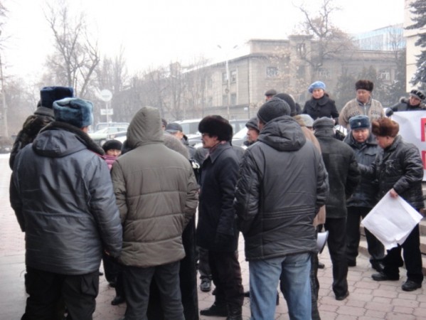 Возле Дома правительства в Бишкеке проходит митинг сторонников Мурзалиева