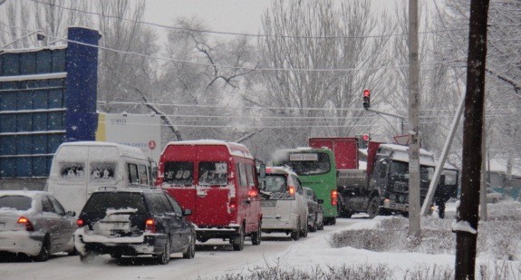Грузовик занесло в кювет на пересечении  Жибек Жолу и Фучика