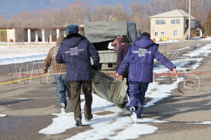 В Таласской области тело погибшего под снегом чабана перевезли на вертолете