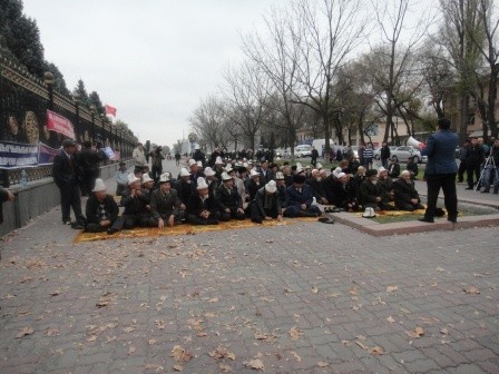 Митингующие сторонники Камчыбека Ташиева прочитали намаз у "Белого дома"