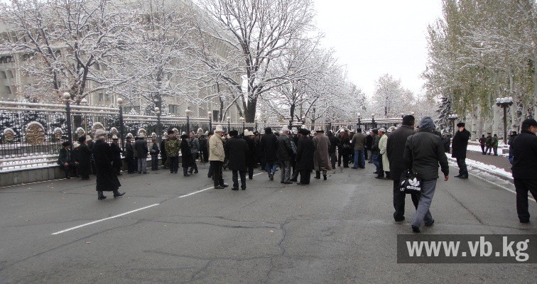 У "Белого дома" вновь митингуют сторонники задержанных депутатов "Ата-Журта"