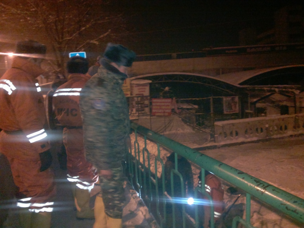 Сотрудники МЧС накануне до полуночи спасали Ошский рынок от затопления