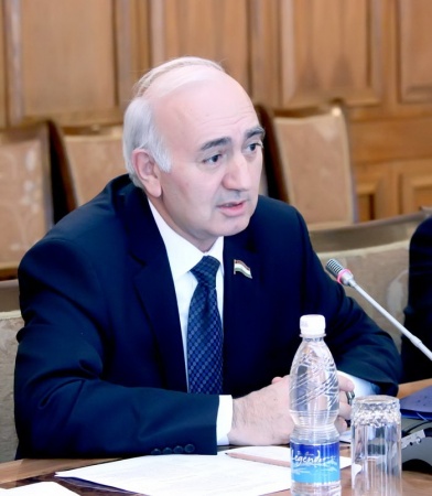 Асылбек Жээнбеков встретился с делегацией парламента Таджикистана