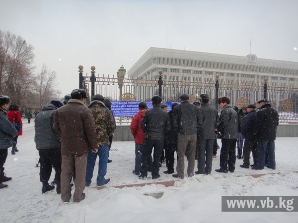 Дальнобойщики вышли на пикет c требованием запретить въезд тяжелым грузовикам