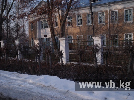 Туберкулезные больные свободно разгуливают по Кемину