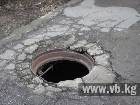 На территории Нацгоспиталя Кыргызстана воруют крышки канализационных люков