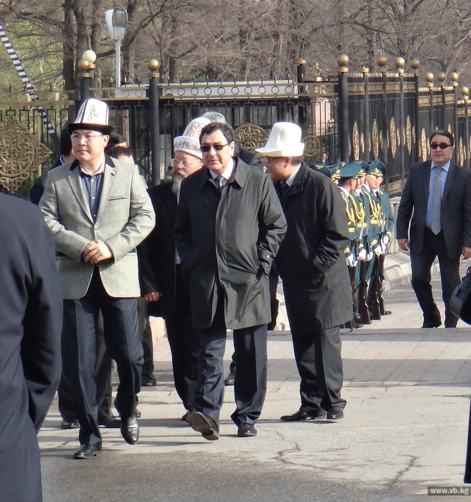В "Ата-Бейите" возложили цветы к могилам погибших 7 апреля 2010 года