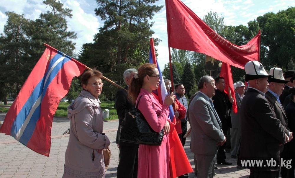 Коммунисты Кыргызстана провели праздничный митинг у памятника Ленинy