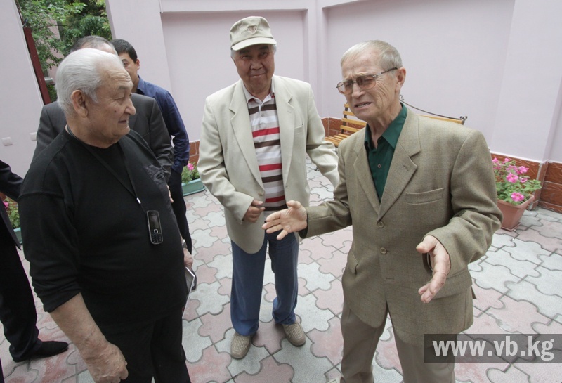 Книга о Раззакове стала первой в мире стихотворной биографией политдеятеля